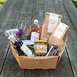 Geschenkkorb mit feinen Spezialitäten